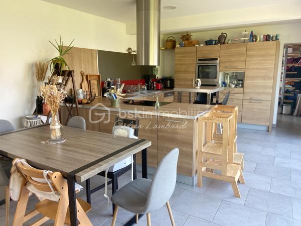 Maison à vendre proche Boos – 204 m² – 4 chambres (5 possibles) – Terrain de plus de 1 000 m² – Garage – DPE C
⭐ Encore une exclusivité Julien Lambard – BSK Immobilier !

Vous recherchez une maison à vendre proche de Boos, offrant de beaux volumes, un grand jardin et le cachet de l'ancien rénové ? À seulement 20 minutes de Rouen, découvrez cette superbe maison familiale de 204 m² au sol, implantée sur un terrain paysager de plus de 1 000 m², dans un environnement calme et recherché.
Rénovée avec des matériaux de qualité, cette propriété séduit par ses espaces généreux, sa luminosité et son excellente performance énergétique (DPE C). Une maison où le charme, le confort moderne et la fonctionnalité se rencontrent parfaitement. Une maison familiale pensée pour le quotidien.

Le rez-de-chaussée propose :
• Une vaste pièce de vie baignée de lumière, idéale pour partager de beaux moments en famille ;
• Une grande cuisine indépendante, aménagée et conviviale avec espace repas ;
• Une arrière-cuisine ;
• Une buanderie ;
• Un bureau, parfait pour le télétravail ou une activité indépendante.
• Une salle de bains.

L'étage accueille un espace nuit confortable composé de :
• 4 belles chambres ;
• La possibilité d'aménager une 5ᵉ chambre selon vos besoins ;
• 1 salles de bains ;
• Des espaces adaptés à la vie de famille.
Un extérieur qui invite à profiter
Le jardin paysager de plus de 1 000 m² constitue un véritable prolongement de la maison.

Vous apprécierez :
🌳 Deux terrasses permettant de profiter du soleil tout au long de la journée ;
🌳 Un environnement verdoyant et paisible ;
🌳 Un terrain parfaitement adapté aux repas en extérieur, aux jeux des enfants ou aux moments de détente.

Un garage ainsi qu'un grenier viennent compléter les prestations de cette maison et offrent des espaces de rangement particulièrement appréciables.

Les + qui font la différence:
✅ Maison individuelle de caractère
✅ 204 m² au sol
✅ Terrain paysager de plus de 1 000 m²
✅ 4 chambres (5 possibles)
✅ Grande pièce de vie lumineuse
✅ Cuisine indépendante
✅ Bureau, arrière-cuisine et buanderie
✅ 2 salles de bains
✅ Deux terrasses
✅ Garage
✅ Grenier
✅ DPE C : excellente performance énergétique
✅ Maison rénovée avec goût
✅ Aucun gros travaux à prévoir


Cette maison bénéficie d'une situation idéale, à proximité immédiate de Boos et à seulement 20 minutes de Rouen.
Vous rejoignez rapidement :
• Les écoles ;
• Les commerces et services du quotidien ;
• Les transports ;
• Les principaux axes routiers ;
• Rouen et ses environs.
Un secteur recherché, offrant un parfait équilibre entre le calme de la campagne et la proximité de toutes les commodités.

Cette propriété séduira les familles à la recherche d'une maison à vendre proche de Rouen, offrant espace, confort, jardin et prestations de qualité.
Un bien rare sur le secteur, prêt à accueillir votre nouveau projet de vie.

📞 Une visite suffira pour vous convaincre. Contactez Julien Lambard – BSK Immobilier pour découvrir cette maison en exclusivité.