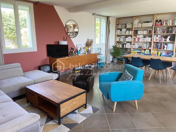 Maison à vendre proche Boos – 204 m² – 4 chambres (5 possibles) – Terrain de plus de 1 000 m² – Garage – DPE C
⭐ Encore une exclusivité Julien Lambard – BSK Immobilier !

Vous recherchez une maison à vendre proche de Boos, offrant de beaux volumes, un grand jardin et le cachet de l'ancien rénové ? À seulement 20 minutes de Rouen, découvrez cette superbe maison familiale de 204 m² au sol, implantée sur un terrain paysager de plus de 1 000 m², dans un environnement calme et recherché.
Rénovée avec des matériaux de qualité, cette propriété séduit par ses espaces généreux, sa luminosité et son excellente performance énergétique (DPE C). Une maison où le charme, le confort moderne et la fonctionnalité se rencontrent parfaitement. Une maison familiale pensée pour le quotidien.

Le rez-de-chaussée propose :
• Une vaste pièce de vie baignée de lumière, idéale pour partager de beaux moments en famille ;
• Une grande cuisine indépendante, aménagée et conviviale avec espace repas ;
• Une arrière-cuisine ;
• Une buanderie ;
• Un bureau, parfait pour le télétravail ou une activité indépendante.
• Une salle de bains.

L'étage accueille un espace nuit confortable composé de :
• 4 belles chambres ;
• La possibilité d'aménager une 5ᵉ chambre selon vos besoins ;
• 1 salles de bains ;
• Des espaces adaptés à la vie de famille.
Un extérieur qui invite à profiter
Le jardin paysager de plus de 1 000 m² constitue un véritable prolongement de la maison.

Vous apprécierez :
🌳 Deux terrasses permettant de profiter du soleil tout au long de la journée ;
🌳 Un environnement verdoyant et paisible ;
🌳 Un terrain parfaitement adapté aux repas en extérieur, aux jeux des enfants ou aux moments de détente.

Un garage ainsi qu'un grenier viennent compléter les prestations de cette maison et offrent des espaces de rangement particulièrement appréciables.

Les + qui font la différence:
✅ Maison individuelle de caractère
✅ 204 m² au sol
✅ Terrain paysager de plus de 1 000 m²
✅ 4 chambres (5 possibles)
✅ Grande pièce de vie lumineuse
✅ Cuisine indépendante
✅ Bureau, arrière-cuisine et buanderie
✅ 2 salles de bains
✅ Deux terrasses
✅ Garage
✅ Grenier
✅ DPE C : excellente performance énergétique
✅ Maison rénovée avec goût
✅ Aucun gros travaux à prévoir


Cette maison bénéficie d'une situation idéale, à proximité immédiate de Boos et à seulement 20 minutes de Rouen.
Vous rejoignez rapidement :
• Les écoles ;
• Les commerces et services du quotidien ;
• Les transports ;
• Les principaux axes routiers ;
• Rouen et ses environs.
Un secteur recherché, offrant un parfait équilibre entre le calme de la campagne et la proximité de toutes les commodités.

Cette propriété séduira les familles à la recherche d'une maison à vendre proche de Rouen, offrant espace, confort, jardin et prestations de qualité.
Un bien rare sur le secteur, prêt à accueillir votre nouveau projet de vie.

📞 Une visite suffira pour vous convaincre. Contactez Julien Lambard – BSK Immobilier pour découvrir cette maison en exclusivité.
