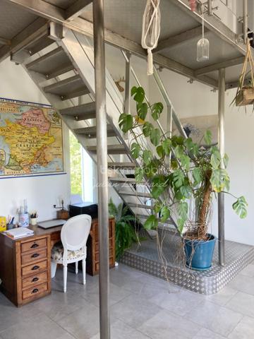 Maison à vendre proche Boos – 204 m² – 4 chambres (5 possibles) – Terrain de plus de 1 000 m² – Garage – DPE C
⭐ Encore une exclusivité Julien Lambard – BSK Immobilier !

Vous recherchez une maison à vendre proche de Boos, offrant de beaux volumes, un grand jardin et le cachet de l'ancien rénové ? À seulement 20 minutes de Rouen, découvrez cette superbe maison familiale de 204 m² au sol, implantée sur un terrain paysager de plus de 1 000 m², dans un environnement calme et recherché.
Rénovée avec des matériaux de qualité, cette propriété séduit par ses espaces généreux, sa luminosité et son excellente performance énergétique (DPE C). Une maison où le charme, le confort moderne et la fonctionnalité se rencontrent parfaitement. Une maison familiale pensée pour le quotidien.

Le rez-de-chaussée propose :
• Une vaste pièce de vie baignée de lumière, idéale pour partager de beaux moments en famille ;
• Une grande cuisine indépendante, aménagée et conviviale avec espace repas ;
• Une arrière-cuisine ;
• Une buanderie ;
• Un bureau, parfait pour le télétravail ou une activité indépendante.
• Une salle de bains.

L'étage accueille un espace nuit confortable composé de :
• 4 belles chambres ;
• La possibilité d'aménager une 5ᵉ chambre selon vos besoins ;
• 1 salles de bains ;
• Des espaces adaptés à la vie de famille.
Un extérieur qui invite à profiter
Le jardin paysager de plus de 1 000 m² constitue un véritable prolongement de la maison.

Vous apprécierez :
🌳 Deux terrasses permettant de profiter du soleil tout au long de la journée ;
🌳 Un environnement verdoyant et paisible ;
🌳 Un terrain parfaitement adapté aux repas en extérieur, aux jeux des enfants ou aux moments de détente.

Un garage ainsi qu'un grenier viennent compléter les prestations de cette maison et offrent des espaces de rangement particulièrement appréciables.

Les + qui font la différence:
✅ Maison individuelle de caractère
✅ 204 m² au sol
✅ Terrain paysager de plus de 1 000 m²
✅ 4 chambres (5 possibles)
✅ Grande pièce de vie lumineuse
✅ Cuisine indépendante
✅ Bureau, arrière-cuisine et buanderie
✅ 2 salles de bains
✅ Deux terrasses
✅ Garage
✅ Grenier
✅ DPE C : excellente performance énergétique
✅ Maison rénovée avec goût
✅ Aucun gros travaux à prévoir


Cette maison bénéficie d'une situation idéale, à proximité immédiate de Boos et à seulement 20 minutes de Rouen.
Vous rejoignez rapidement :
• Les écoles ;
• Les commerces et services du quotidien ;
• Les transports ;
• Les principaux axes routiers ;
• Rouen et ses environs.
Un secteur recherché, offrant un parfait équilibre entre le calme de la campagne et la proximité de toutes les commodités.

Cette propriété séduira les familles à la recherche d'une maison à vendre proche de Rouen, offrant espace, confort, jardin et prestations de qualité.
Un bien rare sur le secteur, prêt à accueillir votre nouveau projet de vie.

📞 Une visite suffira pour vous convaincre. Contactez Julien Lambard – BSK Immobilier pour découvrir cette maison en exclusivité.