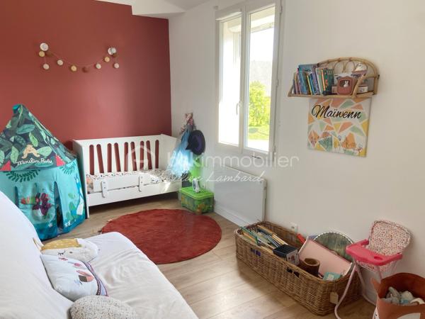 Maison à vendre proche Boos – 204 m² – 4 chambres (5 possibles) – Terrain de plus de 1 000 m² – Garage – DPE C
⭐ Encore une exclusivité Julien Lambard – BSK Immobilier !

Vous recherchez une maison à vendre proche de Boos, offrant de beaux volumes, un grand jardin et le cachet de l'ancien rénové ? À seulement 20 minutes de Rouen, découvrez cette superbe maison familiale de 204 m² au sol, implantée sur un terrain paysager de plus de 1 000 m², dans un environnement calme et recherché.
Rénovée avec des matériaux de qualité, cette propriété séduit par ses espaces généreux, sa luminosité et son excellente performance énergétique (DPE C). Une maison où le charme, le confort moderne et la fonctionnalité se rencontrent parfaitement. Une maison familiale pensée pour le quotidien.

Le rez-de-chaussée propose :
• Une vaste pièce de vie baignée de lumière, idéale pour partager de beaux moments en famille ;
• Une grande cuisine indépendante, aménagée et conviviale avec espace repas ;
• Une arrière-cuisine ;
• Une buanderie ;
• Un bureau, parfait pour le télétravail ou une activité indépendante.
• Une salle de bains.

L'étage accueille un espace nuit confortable composé de :
• 4 belles chambres ;
• La possibilité d'aménager une 5ᵉ chambre selon vos besoins ;
• 1 salles de bains ;
• Des espaces adaptés à la vie de famille.
Un extérieur qui invite à profiter
Le jardin paysager de plus de 1 000 m² constitue un véritable prolongement de la maison.

Vous apprécierez :
🌳 Deux terrasses permettant de profiter du soleil tout au long de la journée ;
🌳 Un environnement verdoyant et paisible ;
🌳 Un terrain parfaitement adapté aux repas en extérieur, aux jeux des enfants ou aux moments de détente.

Un garage ainsi qu'un grenier viennent compléter les prestations de cette maison et offrent des espaces de rangement particulièrement appréciables.

Les + qui font la différence:
✅ Maison individuelle de caractère
✅ 204 m² au sol
✅ Terrain paysager de plus de 1 000 m²
✅ 4 chambres (5 possibles)
✅ Grande pièce de vie lumineuse
✅ Cuisine indépendante
✅ Bureau, arrière-cuisine et buanderie
✅ 2 salles de bains
✅ Deux terrasses
✅ Garage
✅ Grenier
✅ DPE C : excellente performance énergétique
✅ Maison rénovée avec goût
✅ Aucun gros travaux à prévoir


Cette maison bénéficie d'une situation idéale, à proximité immédiate de Boos et à seulement 20 minutes de Rouen.
Vous rejoignez rapidement :
• Les écoles ;
• Les commerces et services du quotidien ;
• Les transports ;
• Les principaux axes routiers ;
• Rouen et ses environs.
Un secteur recherché, offrant un parfait équilibre entre le calme de la campagne et la proximité de toutes les commodités.

Cette propriété séduira les familles à la recherche d'une maison à vendre proche de Rouen, offrant espace, confort, jardin et prestations de qualité.
Un bien rare sur le secteur, prêt à accueillir votre nouveau projet de vie.

📞 Une visite suffira pour vous convaincre. Contactez Julien Lambard – BSK Immobilier pour découvrir cette maison en exclusivité.