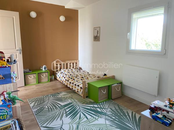 Maison à vendre proche Boos – 204 m² – 4 chambres (5 possibles) – Terrain de plus de 1 000 m² – Garage – DPE C
⭐ Encore une exclusivité Julien Lambard – BSK Immobilier !

Vous recherchez une maison à vendre proche de Boos, offrant de beaux volumes, un grand jardin et le cachet de l'ancien rénové ? À seulement 20 minutes de Rouen, découvrez cette superbe maison familiale de 204 m² au sol, implantée sur un terrain paysager de plus de 1 000 m², dans un environnement calme et recherché.
Rénovée avec des matériaux de qualité, cette propriété séduit par ses espaces généreux, sa luminosité et son excellente performance énergétique (DPE C). Une maison où le charme, le confort moderne et la fonctionnalité se rencontrent parfaitement. Une maison familiale pensée pour le quotidien.

Le rez-de-chaussée propose :
• Une vaste pièce de vie baignée de lumière, idéale pour partager de beaux moments en famille ;
• Une grande cuisine indépendante, aménagée et conviviale avec espace repas ;
• Une arrière-cuisine ;
• Une buanderie ;
• Un bureau, parfait pour le télétravail ou une activité indépendante.
• Une salle de bains.

L'étage accueille un espace nuit confortable composé de :
• 4 belles chambres ;
• La possibilité d'aménager une 5ᵉ chambre selon vos besoins ;
• 1 salles de bains ;
• Des espaces adaptés à la vie de famille.
Un extérieur qui invite à profiter
Le jardin paysager de plus de 1 000 m² constitue un véritable prolongement de la maison.

Vous apprécierez :
🌳 Deux terrasses permettant de profiter du soleil tout au long de la journée ;
🌳 Un environnement verdoyant et paisible ;
🌳 Un terrain parfaitement adapté aux repas en extérieur, aux jeux des enfants ou aux moments de détente.

Un garage ainsi qu'un grenier viennent compléter les prestations de cette maison et offrent des espaces de rangement particulièrement appréciables.

Les + qui font la différence:
✅ Maison individuelle de caractère
✅ 204 m² au sol
✅ Terrain paysager de plus de 1 000 m²
✅ 4 chambres (5 possibles)
✅ Grande pièce de vie lumineuse
✅ Cuisine indépendante
✅ Bureau, arrière-cuisine et buanderie
✅ 2 salles de bains
✅ Deux terrasses
✅ Garage
✅ Grenier
✅ DPE C : excellente performance énergétique
✅ Maison rénovée avec goût
✅ Aucun gros travaux à prévoir


Cette maison bénéficie d'une situation idéale, à proximité immédiate de Boos et à seulement 20 minutes de Rouen.
Vous rejoignez rapidement :
• Les écoles ;
• Les commerces et services du quotidien ;
• Les transports ;
• Les principaux axes routiers ;
• Rouen et ses environs.
Un secteur recherché, offrant un parfait équilibre entre le calme de la campagne et la proximité de toutes les commodités.

Cette propriété séduira les familles à la recherche d'une maison à vendre proche de Rouen, offrant espace, confort, jardin et prestations de qualité.
Un bien rare sur le secteur, prêt à accueillir votre nouveau projet de vie.

📞 Une visite suffira pour vous convaincre. Contactez Julien Lambard – BSK Immobilier pour découvrir cette maison en exclusivité.