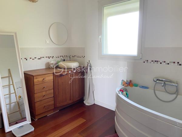 Maison à vendre proche Boos – 204 m² – 4 chambres (5 possibles) – Terrain de plus de 1 000 m² – Garage – DPE C
⭐ Encore une exclusivité Julien Lambard – BSK Immobilier !

Vous recherchez une maison à vendre proche de Boos, offrant de beaux volumes, un grand jardin et le cachet de l'ancien rénové ? À seulement 20 minutes de Rouen, découvrez cette superbe maison familiale de 204 m² au sol, implantée sur un terrain paysager de plus de 1 000 m², dans un environnement calme et recherché.
Rénovée avec des matériaux de qualité, cette propriété séduit par ses espaces généreux, sa luminosité et son excellente performance énergétique (DPE C). Une maison où le charme, le confort moderne et la fonctionnalité se rencontrent parfaitement. Une maison familiale pensée pour le quotidien.

Le rez-de-chaussée propose :
• Une vaste pièce de vie baignée de lumière, idéale pour partager de beaux moments en famille ;
• Une grande cuisine indépendante, aménagée et conviviale avec espace repas ;
• Une arrière-cuisine ;
• Une buanderie ;
• Un bureau, parfait pour le télétravail ou une activité indépendante.
• Une salle de bains.

L'étage accueille un espace nuit confortable composé de :
• 4 belles chambres ;
• La possibilité d'aménager une 5ᵉ chambre selon vos besoins ;
• 1 salles de bains ;
• Des espaces adaptés à la vie de famille.
Un extérieur qui invite à profiter
Le jardin paysager de plus de 1 000 m² constitue un véritable prolongement de la maison.

Vous apprécierez :
🌳 Deux terrasses permettant de profiter du soleil tout au long de la journée ;
🌳 Un environnement verdoyant et paisible ;
🌳 Un terrain parfaitement adapté aux repas en extérieur, aux jeux des enfants ou aux moments de détente.

Un garage ainsi qu'un grenier viennent compléter les prestations de cette maison et offrent des espaces de rangement particulièrement appréciables.

Les + qui font la différence:
✅ Maison individuelle de caractère
✅ 204 m² au sol
✅ Terrain paysager de plus de 1 000 m²
✅ 4 chambres (5 possibles)
✅ Grande pièce de vie lumineuse
✅ Cuisine indépendante
✅ Bureau, arrière-cuisine et buanderie
✅ 2 salles de bains
✅ Deux terrasses
✅ Garage
✅ Grenier
✅ DPE C : excellente performance énergétique
✅ Maison rénovée avec goût
✅ Aucun gros travaux à prévoir


Cette maison bénéficie d'une situation idéale, à proximité immédiate de Boos et à seulement 20 minutes de Rouen.
Vous rejoignez rapidement :
• Les écoles ;
• Les commerces et services du quotidien ;
• Les transports ;
• Les principaux axes routiers ;
• Rouen et ses environs.
Un secteur recherché, offrant un parfait équilibre entre le calme de la campagne et la proximité de toutes les commodités.

Cette propriété séduira les familles à la recherche d'une maison à vendre proche de Rouen, offrant espace, confort, jardin et prestations de qualité.
Un bien rare sur le secteur, prêt à accueillir votre nouveau projet de vie.

📞 Une visite suffira pour vous convaincre. Contactez Julien Lambard – BSK Immobilier pour découvrir cette maison en exclusivité.