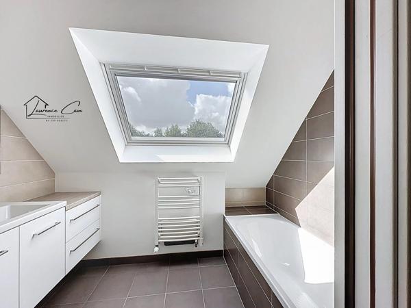 À Plouguerneau, dans le secteur recherché de Lilia, à seulement 200 m de la plage, une maison contemporaine baignée de lumière