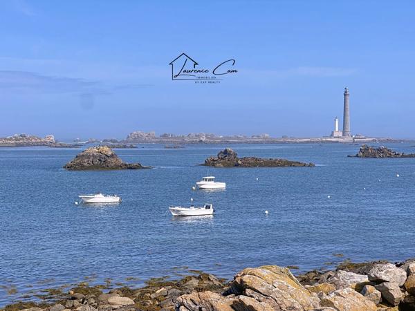 À Plouguerneau, dans le secteur recherché de Lilia, à seulement 200 m de la plage, une maison contemporaine baignée de lumière