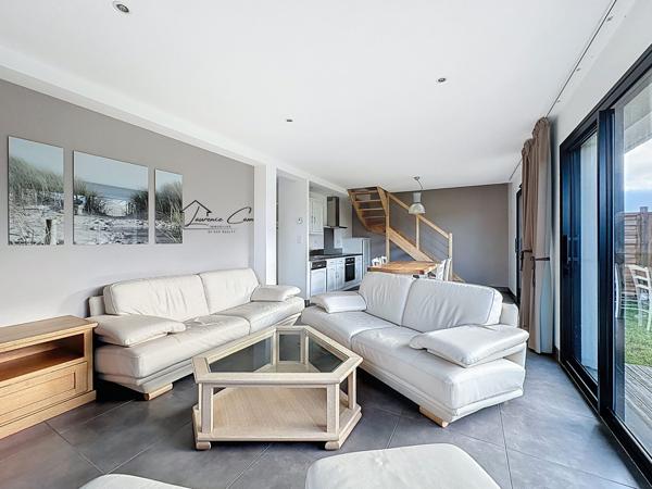 À Plouguerneau, dans le secteur recherché de Lilia, à seulement 200 m de la plage, une maison contemporaine baignée de lumière