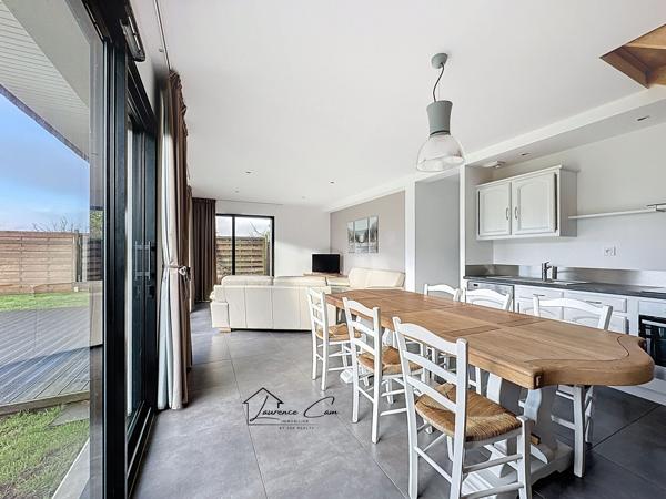 À Plouguerneau, dans le secteur recherché de Lilia, à seulement 200 m de la plage, une maison contemporaine baignée de lumière