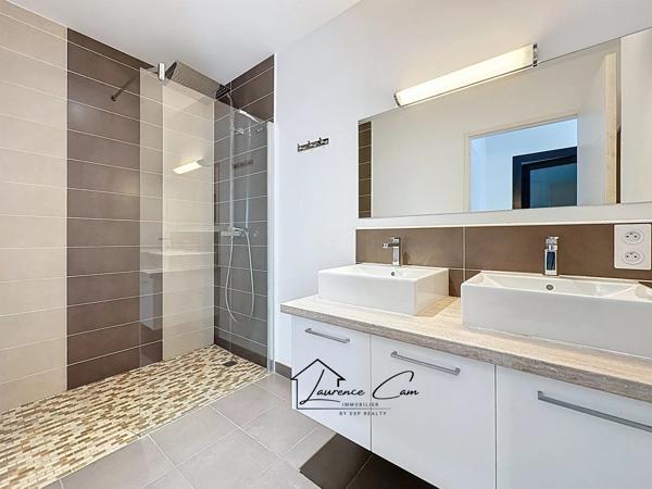 À Plouguerneau, dans le secteur recherché de Lilia, à seulement 200 m de la plage, une maison contemporaine baignée de lumière