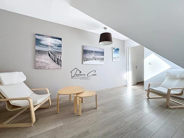 À Plouguerneau, dans le secteur recherché de Lilia, à seulement 200 m de la plage, une maison contemporaine baignée de lumière