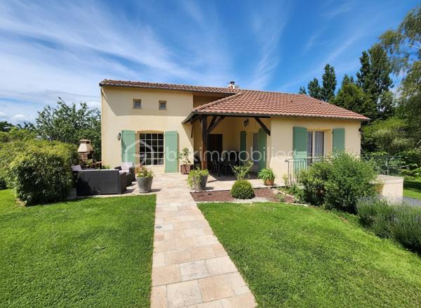 Dans un hameau paisible, tout en restant à proximité immédiate des commodités de Rouillé : commerces, professionnels de santé, écoles et gare TER.

Construite dans les années 90, cette maison bénéficie d’une très belle qualité de construction et d’un entretien particulièrement soigné. Implantée sur un magnifique terrain arboré d’environ 3 000 m², sans vis-à-vis, elle offre un cadre de vie rare, calme et préservé, véritable petit coin de paradis pour une mise au vert.

Cette maison sur sous-sol avec accès en rez-de-jardin offre une distribution fonctionnelle et des volumes confortables :

Hall d’entrée avec placard
Cuisine aménagée et équipée
Salon-séjour lumineux avec insert à bois, ouvert sur une véranda parfaitement intégrée à la pièce de vie, offrant une agréable vue sur le jardin arboré
Dégagement
WC indépendant
Bureau (actuellement utilisé en lingerie)
Trois chambres avec placards
Salle de bains avec baignoire et douche

Le sous-sol semi-enterré propose de nombreux espaces complémentaires :

Pièce aménagée
Buanderie
Grand atelier / espace de stockage
Chaufferie
WC
Garage
Cave enterrée

À l’extérieur :

Belle terrasse en façade, partiellement couverte
Préau sous véranda formant une seconde terrasse
Deux barbecues
Carport
Abri de jardin
Citerne enterrée de 9 m³ pour l’arrosage du potager et du jardin

Le terrain, arboré et paysager, accueille de nombreux arbres fruitiers et bénéficie d’un environnement totalement préservé.

Maison parfaitement entretenue, aussi bien intérieurement qu’extérieurement.
L’insert à bois assure le chauffage principal de la maison et chauffe une grande partie des espaces de vie, le chauffage fioul venant en appoint si nécessaire. Huisseries bois double vitrage et survitrage, volets électriques.

Assainissement individuel à remettre aux normes.

Les atouts :

Sous-sol de plus de 100 m²
Terrain arboré de 3 000 m²
Aucun vis-à-vis
Environnement calme et nature
Maison lumineuse et fonctionnelle
Construction soignée des années 90
Idéale pour les amoureux de la nature