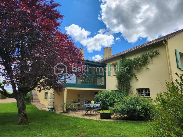 Dans un hameau paisible, tout en restant à proximité immédiate des commodités de Rouillé : commerces, professionnels de santé, écoles et gare TER.

Construite dans les années 90, cette maison bénéficie d’une très belle qualité de construction et d’un entretien particulièrement soigné. Implantée sur un magnifique terrain arboré d’environ 3 000 m², sans vis-à-vis, elle offre un cadre de vie rare, calme et préservé, véritable petit coin de paradis pour une mise au vert.

Cette maison sur sous-sol avec accès en rez-de-jardin offre une distribution fonctionnelle et des volumes confortables :

Hall d’entrée avec placard
Cuisine aménagée et équipée
Salon-séjour lumineux avec insert à bois, ouvert sur une véranda parfaitement intégrée à la pièce de vie, offrant une agréable vue sur le jardin arboré
Dégagement
WC indépendant
Bureau (actuellement utilisé en lingerie)
Trois chambres avec placards
Salle de bains avec baignoire et douche

Le sous-sol semi-enterré propose de nombreux espaces complémentaires :

Pièce aménagée
Buanderie
Grand atelier / espace de stockage
Chaufferie
WC
Garage
Cave enterrée

À l’extérieur :

Belle terrasse en façade, partiellement couverte
Préau sous véranda formant une seconde terrasse
Deux barbecues
Carport
Abri de jardin
Citerne enterrée de 9 m³ pour l’arrosage du potager et du jardin

Le terrain, arboré et paysager, accueille de nombreux arbres fruitiers et bénéficie d’un environnement totalement préservé.

Maison parfaitement entretenue, aussi bien intérieurement qu’extérieurement.
L’insert à bois assure le chauffage principal de la maison et chauffe une grande partie des espaces de vie, le chauffage fioul venant en appoint si nécessaire. Huisseries bois double vitrage et survitrage, volets électriques.

Assainissement individuel à remettre aux normes.

Les atouts :

Sous-sol de plus de 100 m²
Terrain arboré de 3 000 m²
Aucun vis-à-vis
Environnement calme et nature
Maison lumineuse et fonctionnelle
Construction soignée des années 90
Idéale pour les amoureux de la nature