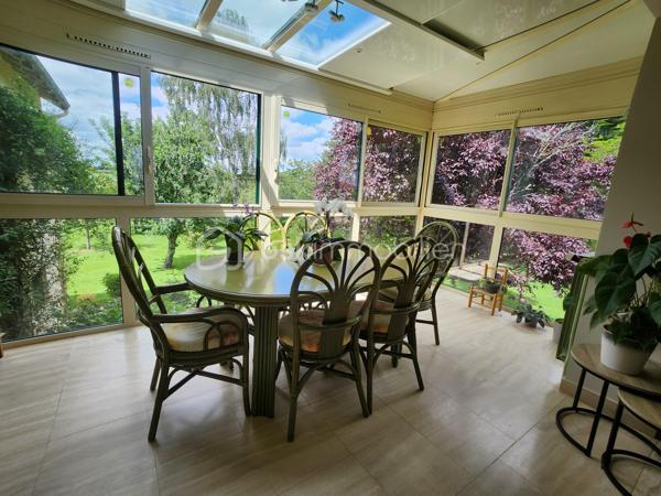 Dans un hameau paisible, tout en restant à proximité immédiate des commodités de Rouillé : commerces, professionnels de santé, écoles et gare TER.

Construite dans les années 90, cette maison bénéficie d’une très belle qualité de construction et d’un entretien particulièrement soigné. Implantée sur un magnifique terrain arboré d’environ 3 000 m², sans vis-à-vis, elle offre un cadre de vie rare, calme et préservé, véritable petit coin de paradis pour une mise au vert.

Cette maison sur sous-sol avec accès en rez-de-jardin offre une distribution fonctionnelle et des volumes confortables :

Hall d’entrée avec placard
Cuisine aménagée et équipée
Salon-séjour lumineux avec insert à bois, ouvert sur une véranda parfaitement intégrée à la pièce de vie, offrant une agréable vue sur le jardin arboré
Dégagement
WC indépendant
Bureau (actuellement utilisé en lingerie)
Trois chambres avec placards
Salle de bains avec baignoire et douche

Le sous-sol semi-enterré propose de nombreux espaces complémentaires :

Pièce aménagée
Buanderie
Grand atelier / espace de stockage
Chaufferie
WC
Garage
Cave enterrée

À l’extérieur :

Belle terrasse en façade, partiellement couverte
Préau sous véranda formant une seconde terrasse
Deux barbecues
Carport
Abri de jardin
Citerne enterrée de 9 m³ pour l’arrosage du potager et du jardin

Le terrain, arboré et paysager, accueille de nombreux arbres fruitiers et bénéficie d’un environnement totalement préservé.

Maison parfaitement entretenue, aussi bien intérieurement qu’extérieurement.
L’insert à bois assure le chauffage principal de la maison et chauffe une grande partie des espaces de vie, le chauffage fioul venant en appoint si nécessaire. Huisseries bois double vitrage et survitrage, volets électriques.

Assainissement individuel à remettre aux normes.

Les atouts :

Sous-sol de plus de 100 m²
Terrain arboré de 3 000 m²
Aucun vis-à-vis
Environnement calme et nature
Maison lumineuse et fonctionnelle
Construction soignée des années 90
Idéale pour les amoureux de la nature