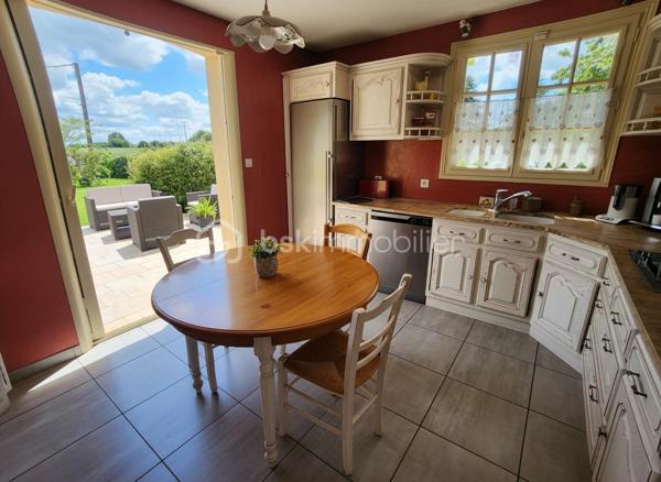 Dans un hameau paisible, tout en restant à proximité immédiate des commodités de Rouillé : commerces, professionnels de santé, écoles et gare TER.

Construite dans les années 90, cette maison bénéficie d’une très belle qualité de construction et d’un entretien particulièrement soigné. Implantée sur un magnifique terrain arboré d’environ 3 000 m², sans vis-à-vis, elle offre un cadre de vie rare, calme et préservé, véritable petit coin de paradis pour une mise au vert.

Cette maison sur sous-sol avec accès en rez-de-jardin offre une distribution fonctionnelle et des volumes confortables :

Hall d’entrée avec placard
Cuisine aménagée et équipée
Salon-séjour lumineux avec insert à bois, ouvert sur une véranda parfaitement intégrée à la pièce de vie, offrant une agréable vue sur le jardin arboré
Dégagement
WC indépendant
Bureau (actuellement utilisé en lingerie)
Trois chambres avec placards
Salle de bains avec baignoire et douche

Le sous-sol semi-enterré propose de nombreux espaces complémentaires :

Pièce aménagée
Buanderie
Grand atelier / espace de stockage
Chaufferie
WC
Garage
Cave enterrée

À l’extérieur :

Belle terrasse en façade, partiellement couverte
Préau sous véranda formant une seconde terrasse
Deux barbecues
Carport
Abri de jardin
Citerne enterrée de 9 m³ pour l’arrosage du potager et du jardin

Le terrain, arboré et paysager, accueille de nombreux arbres fruitiers et bénéficie d’un environnement totalement préservé.

Maison parfaitement entretenue, aussi bien intérieurement qu’extérieurement.
L’insert à bois assure le chauffage principal de la maison et chauffe une grande partie des espaces de vie, le chauffage fioul venant en appoint si nécessaire. Huisseries bois double vitrage et survitrage, volets électriques.

Assainissement individuel à remettre aux normes.

Les atouts :

Sous-sol de plus de 100 m²
Terrain arboré de 3 000 m²
Aucun vis-à-vis
Environnement calme et nature
Maison lumineuse et fonctionnelle
Construction soignée des années 90
Idéale pour les amoureux de la nature