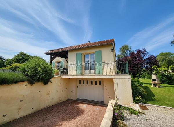 Dans un hameau paisible, tout en restant à proximité immédiate des commodités de Rouillé : commerces, professionnels de santé, écoles et gare TER.

Construite dans les années 90, cette maison bénéficie d’une très belle qualité de construction et d’un entretien particulièrement soigné. Implantée sur un magnifique terrain arboré d’environ 3 000 m², sans vis-à-vis, elle offre un cadre de vie rare, calme et préservé, véritable petit coin de paradis pour une mise au vert.

Cette maison sur sous-sol avec accès en rez-de-jardin offre une distribution fonctionnelle et des volumes confortables :

Hall d’entrée avec placard
Cuisine aménagée et équipée
Salon-séjour lumineux avec insert à bois, ouvert sur une véranda parfaitement intégrée à la pièce de vie, offrant une agréable vue sur le jardin arboré
Dégagement
WC indépendant
Bureau (actuellement utilisé en lingerie)
Trois chambres avec placards
Salle de bains avec baignoire et douche

Le sous-sol semi-enterré propose de nombreux espaces complémentaires :

Pièce aménagée
Buanderie
Grand atelier / espace de stockage
Chaufferie
WC
Garage
Cave enterrée

À l’extérieur :

Belle terrasse en façade, partiellement couverte
Préau sous véranda formant une seconde terrasse
Deux barbecues
Carport
Abri de jardin
Citerne enterrée de 9 m³ pour l’arrosage du potager et du jardin

Le terrain, arboré et paysager, accueille de nombreux arbres fruitiers et bénéficie d’un environnement totalement préservé.

Maison parfaitement entretenue, aussi bien intérieurement qu’extérieurement.
L’insert à bois assure le chauffage principal de la maison et chauffe une grande partie des espaces de vie, le chauffage fioul venant en appoint si nécessaire. Huisseries bois double vitrage et survitrage, volets électriques.

Assainissement individuel à remettre aux normes.

Les atouts :

Sous-sol de plus de 100 m²
Terrain arboré de 3 000 m²
Aucun vis-à-vis
Environnement calme et nature
Maison lumineuse et fonctionnelle
Construction soignée des années 90
Idéale pour les amoureux de la nature