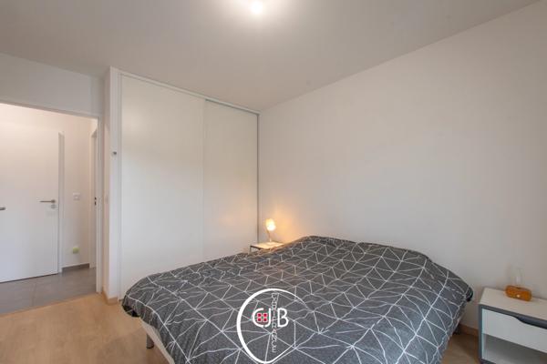 Appartement récent 2 chambres avec balcon, vue montagne et garage