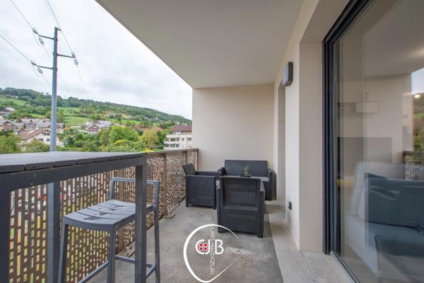 Appartement récent 2 chambres avec balcon, vue montagne et garage