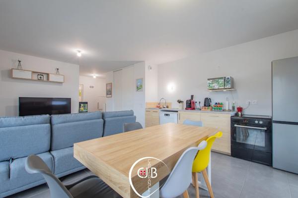 Appartement récent 2 chambres avec balcon, vue montagne et garage