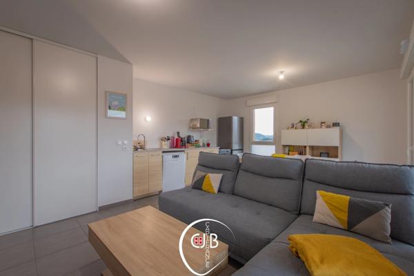 Appartement récent 2 chambres avec balcon, vue montagne et garage