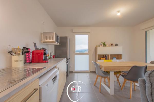 Appartement récent 2 chambres avec balcon, vue montagne et garage