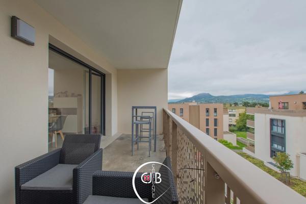 Appartement récent 2 chambres avec balcon, vue montagne et garage