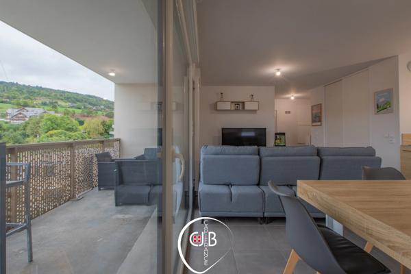 Appartement récent 2 chambres avec balcon, vue montagne et garage