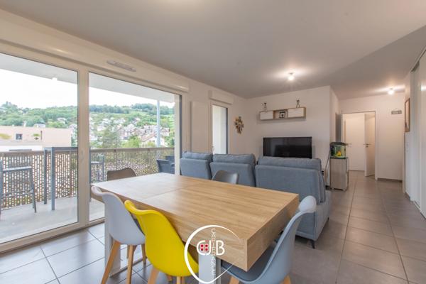 Appartement récent 2 chambres avec balcon, vue montagne et garage