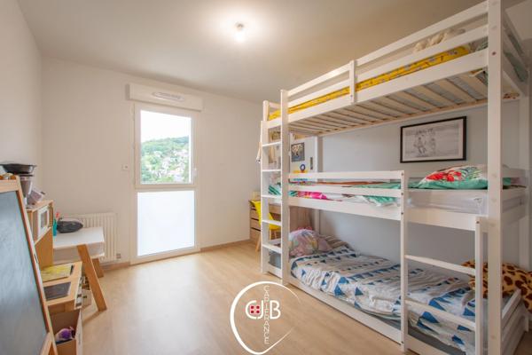 Appartement récent 2 chambres avec balcon, vue montagne et garage