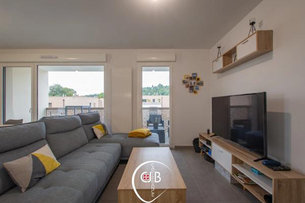 Appartement récent 2 chambres avec balcon, vue montagne et garage