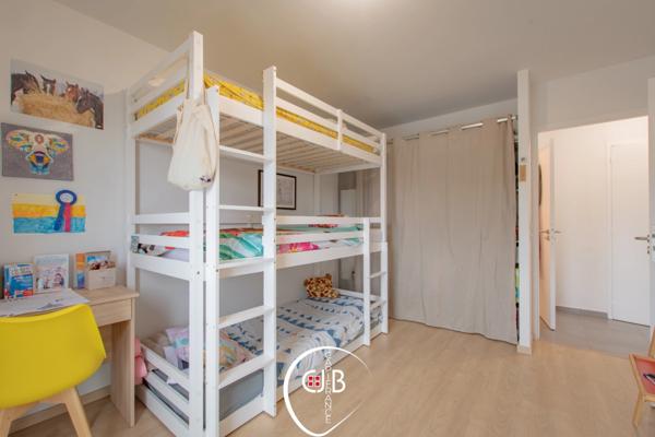 Appartement récent 2 chambres avec balcon, vue montagne et garage