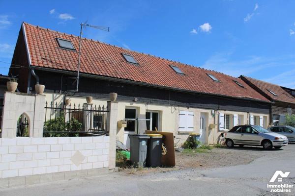 A LAON, à vendre immeuble composé de 4 logements à usage locatif :
1 appartement T3 en duplex ...