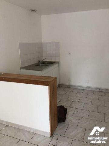 A LAON, à vendre immeuble composé de 4 logements à usage locatif :
1 appartement T3 en duplex ...