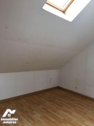 A LAON, à vendre immeuble composé de 4 logements à usage locatif :
1 appartement T3 en duplex ...