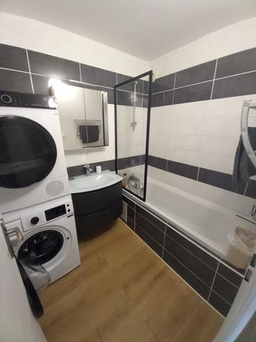 Appartement
                                                                                                                                                                                                                                                                                                                        4 pièce(s)                                                                                                                                                                                                          3 chambre(s)                                                                                                                                                                                                          82  m²