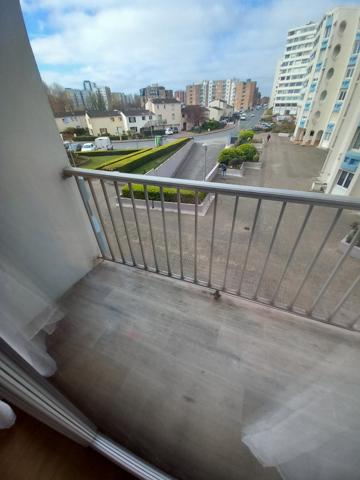 Appartement
                                                                                                                                                                                                                                                                                                                        4 pièce(s)                                                                                                                                                                                                          3 chambre(s)                                                                                                                                                                                                          82  m²