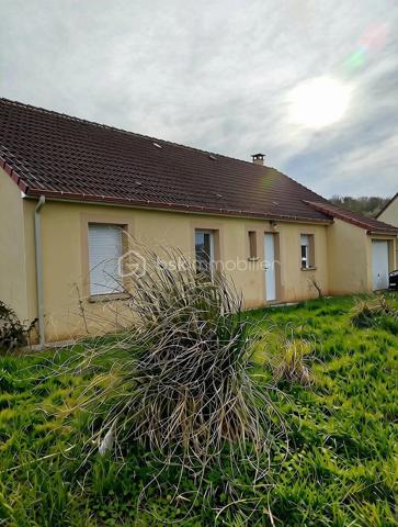 Je suis heureux de vous proposer à la vente en exclusivité ce pavillon de plain-pied de 2010 parfaitement agencé permettant d'y vivre le plus agréablement possible.
Vous accèderez à cette maison soit par le portillon ou bien le portail électrique pour rentrer directement dans le garage jouxtant la maison d'habitation.
La maison se compose d'une entrée, d'un WC indépendant, d'une cuisine aménagée et équipée ouverte sur le séjour, d'une salle de bain, et de quatre chambres.
Vous pourrez accéder à la terrasse en bois déjà installée depuis la baie vitrée du séjour pour profiter de bons moment conviviaux en famille ou entre amis.
Huisseries en double vitrage PVC, chauffage électrique, isolation renforcée dans les combles.
N'attendez plus, appelez-moi pour plus de renseignements ou visiter (photos retouchées avec IA) !!!
