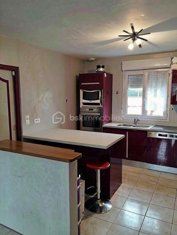 Je suis heureux de vous proposer à la vente en exclusivité ce pavillon de plain-pied de 2010 parfaitement agencé permettant d'y vivre le plus agréablement possible.
Vous accèderez à cette maison soit par le portillon ou bien le portail électrique pour rentrer directement dans le garage jouxtant la maison d'habitation.
La maison se compose d'une entrée, d'un WC indépendant, d'une cuisine aménagée et équipée ouverte sur le séjour, d'une salle de bain, et de quatre chambres.
Vous pourrez accéder à la terrasse en bois déjà installée depuis la baie vitrée du séjour pour profiter de bons moment conviviaux en famille ou entre amis.
Huisseries en double vitrage PVC, chauffage électrique, isolation renforcée dans les combles.
N'attendez plus, appelez-moi pour plus de renseignements ou visiter (photos retouchées avec IA) !!!