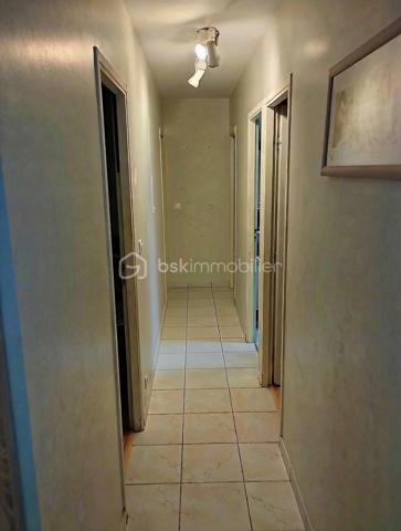 Je suis heureux de vous proposer à la vente en exclusivité ce pavillon de plain-pied de 2010 parfaitement agencé permettant d'y vivre le plus agréablement possible.
Vous accèderez à cette maison soit par le portillon ou bien le portail électrique pour rentrer directement dans le garage jouxtant la maison d'habitation.
La maison se compose d'une entrée, d'un WC indépendant, d'une cuisine aménagée et équipée ouverte sur le séjour, d'une salle de bain, et de quatre chambres.
Vous pourrez accéder à la terrasse en bois déjà installée depuis la baie vitrée du séjour pour profiter de bons moment conviviaux en famille ou entre amis.
Huisseries en double vitrage PVC, chauffage électrique, isolation renforcée dans les combles.
N'attendez plus, appelez-moi pour plus de renseignements ou visiter (photos retouchées avec IA) !!!
