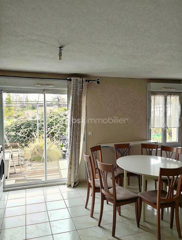 Je suis heureux de vous proposer à la vente en exclusivité ce pavillon de plain-pied de 2010 parfaitement agencé permettant d'y vivre le plus agréablement possible.
Vous accèderez à cette maison soit par le portillon ou bien le portail électrique pour rentrer directement dans le garage jouxtant la maison d'habitation.
La maison se compose d'une entrée, d'un WC indépendant, d'une cuisine aménagée et équipée ouverte sur le séjour, d'une salle de bain, et de quatre chambres.
Vous pourrez accéder à la terrasse en bois déjà installée depuis la baie vitrée du séjour pour profiter de bons moment conviviaux en famille ou entre amis.
Huisseries en double vitrage PVC, chauffage électrique, isolation renforcée dans les combles.
N'attendez plus, appelez-moi pour plus de renseignements ou visiter (photos retouchées avec IA) !!!