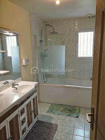 Je suis heureux de vous proposer à la vente en exclusivité ce pavillon de plain-pied de 2010 parfaitement agencé permettant d'y vivre le plus agréablement possible.
Vous accèderez à cette maison soit par le portillon ou bien le portail électrique pour rentrer directement dans le garage jouxtant la maison d'habitation.
La maison se compose d'une entrée, d'un WC indépendant, d'une cuisine aménagée et équipée ouverte sur le séjour, d'une salle de bain, et de quatre chambres.
Vous pourrez accéder à la terrasse en bois déjà installée depuis la baie vitrée du séjour pour profiter de bons moment conviviaux en famille ou entre amis.
Huisseries en double vitrage PVC, chauffage électrique, isolation renforcée dans les combles.
N'attendez plus, appelez-moi pour plus de renseignements ou visiter (photos retouchées avec IA) !!!