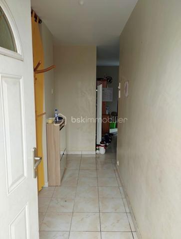 Je suis heureux de vous proposer à la vente en exclusivité ce pavillon de plain-pied de 2010 parfaitement agencé permettant d'y vivre le plus agréablement possible.
Vous accèderez à cette maison soit par le portillon ou bien le portail électrique pour rentrer directement dans le garage jouxtant la maison d'habitation.
La maison se compose d'une entrée, d'un WC indépendant, d'une cuisine aménagée et équipée ouverte sur le séjour, d'une salle de bain, et de quatre chambres.
Vous pourrez accéder à la terrasse en bois déjà installée depuis la baie vitrée du séjour pour profiter de bons moment conviviaux en famille ou entre amis.
Huisseries en double vitrage PVC, chauffage électrique, isolation renforcée dans les combles.
N'attendez plus, appelez-moi pour plus de renseignements ou visiter (photos retouchées avec IA) !!!