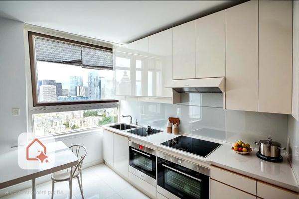 Puteaux : Appartement de 2 pièces de 51m² au 34ème étage avec vue dégagée, cave et parking