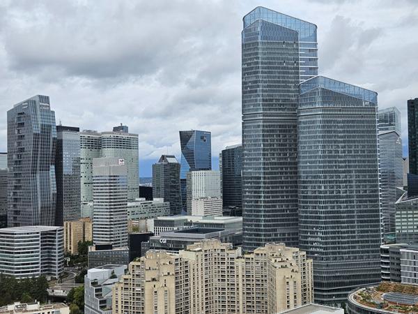 Puteaux : Appartement de 2 pièces de 51m² au 34ème étage avec vue dégagée, cave et parking