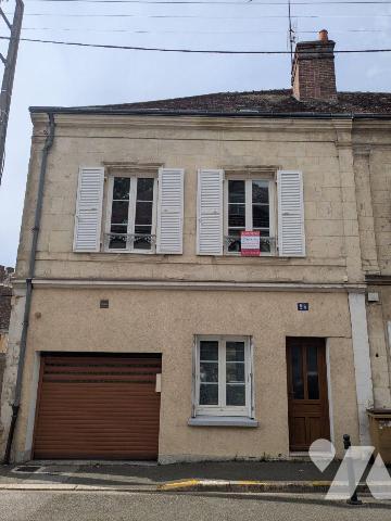 Charmante maison ancienne en pierre, couverte de tuiles plates traditionnelles, offrant :

- ...