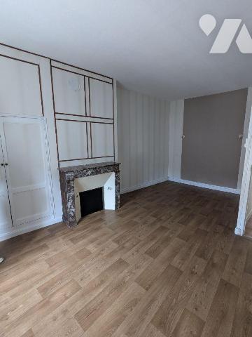 Charmante maison ancienne en pierre, couverte de tuiles plates traditionnelles, offrant :

- ...