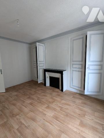 Charmante maison ancienne en pierre, couverte de tuiles plates traditionnelles, offrant :

- ...