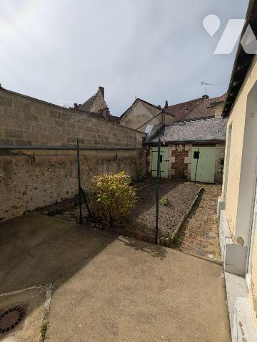 Charmante maison ancienne en pierre, couverte de tuiles plates traditionnelles, offrant :

- ...