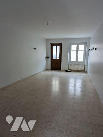 Charmante maison ancienne en pierre, couverte de tuiles plates traditionnelles, offrant :

- ...