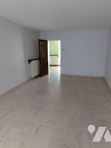 Charmante maison ancienne en pierre, couverte de tuiles plates traditionnelles, offrant :

- ...