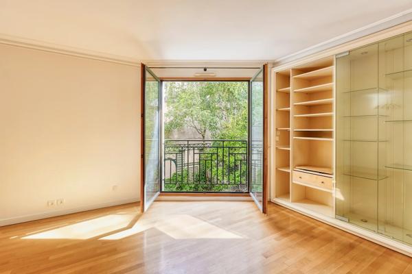 Paris 7e - ECOLE MILITAIRE / SAXE - Appartement élégant à vendre - 5 pièces - 100,07 m² Carrez - 3 chambres - vues jardin
