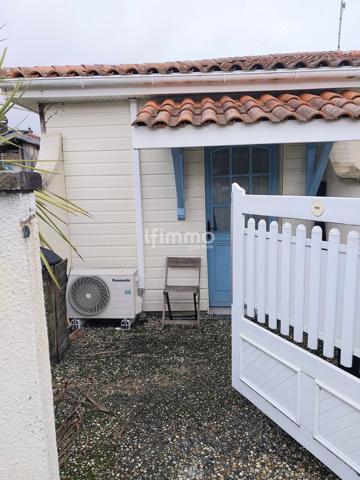 Maison deux pièces avec extérieurs et places de parking