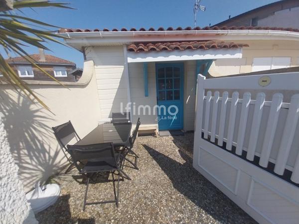 Maison deux pièces avec extérieurs et places de parking